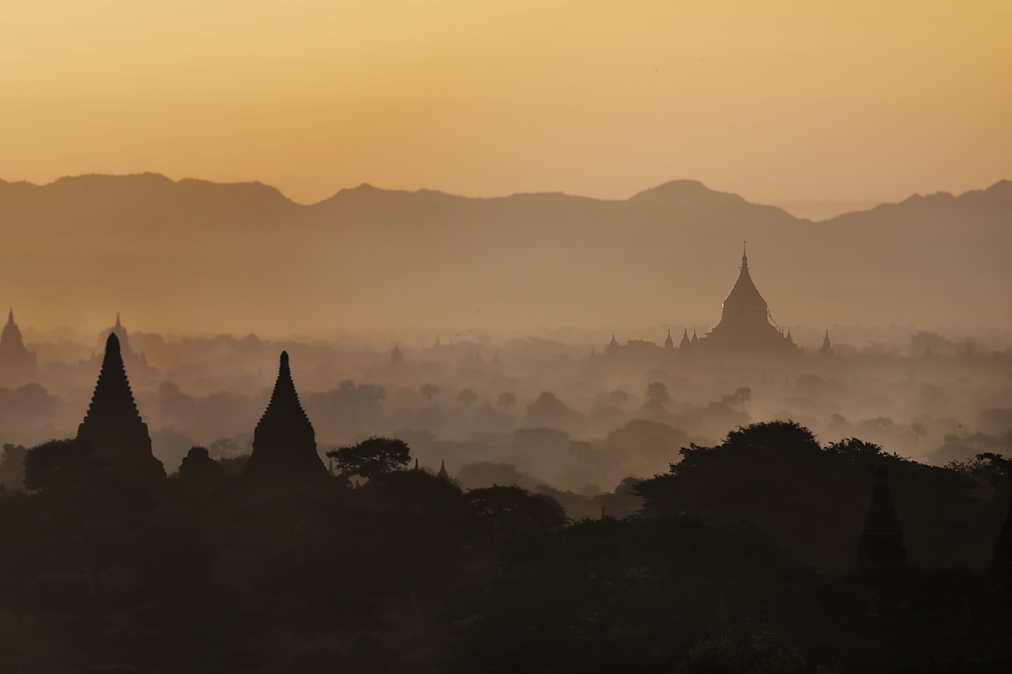 Sunrise at Bagan (Myanmar) from Myengon Pagoda